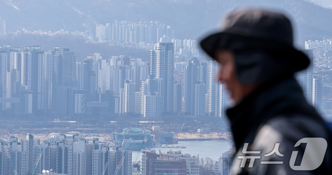 (서울=뉴스1) 김성진 기자 = 지난 1월 서울 전체 아파트 평균 가격이 역대 최고치를 찍었다. 강남권과 한강벨트 같은 '1급지' 지역의 가격 상승이 전체 아파트 가격을 끌어올린 …