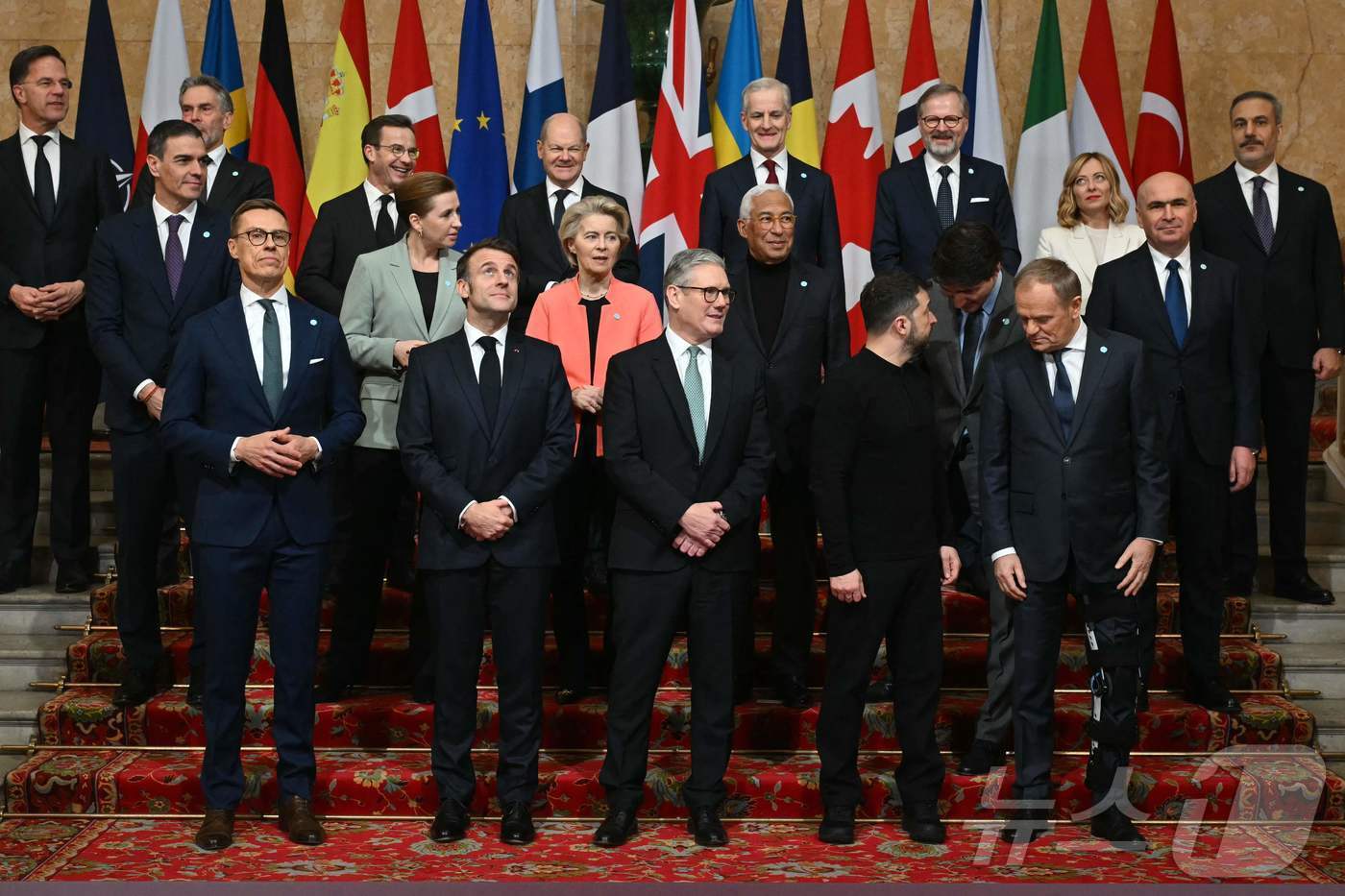 본문 이미지 - 볼로디미르 젤렌스키 우크라이나 대통령과 에마뉘엘 마크롱 프랑스 대통령, 키어 스타머 영국 총리 등 유럽 정상들이 3월 2일 (현지시간) 런던의 랭커스터 하우스에서 열린 회의 중 포즈를 취하고 있다. 2025.03,03 ⓒ AFP=뉴스1 ⓒ News1 우동명 기자