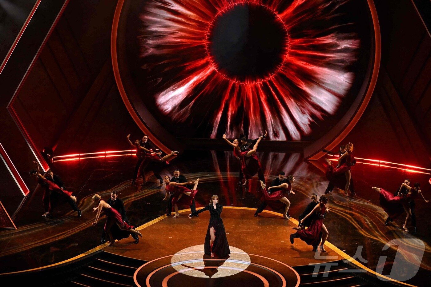 본문 이미지 - 그룹 블랙핑크 리사가 2일(현지시간) 미국 LA 할리우드 돌비 극장에서 열린 제97회 아카데미 시상식에서 공연을 펼치고 있다. 2025.3.3 ⓒ AFP=뉴스1