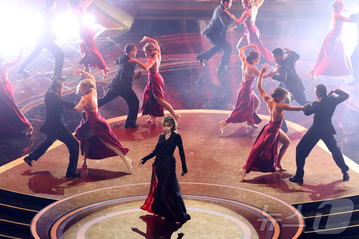 본문 이미지 - 그룹 블랙핑크 리사가 2일(현지시간) 미국 LA 할리우드 돌비 극장에서 열린 제97회 아카데미 시상식에서 공연을 펼치고 있다. 2025.3.3 ⓒ 로이터=뉴스1