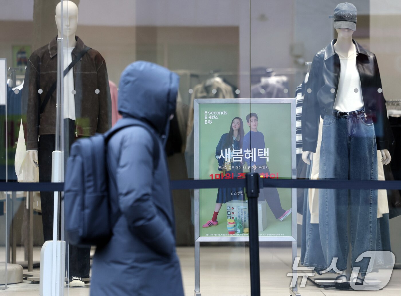 본문 이미지 - 서울 명동거리에서 두터운 옷을 입은 관광객이 봄옷이 걸린 쇼윈도를 지나가고 있다. 2025.3.3/뉴스1 ⓒ News1 이동해 기자