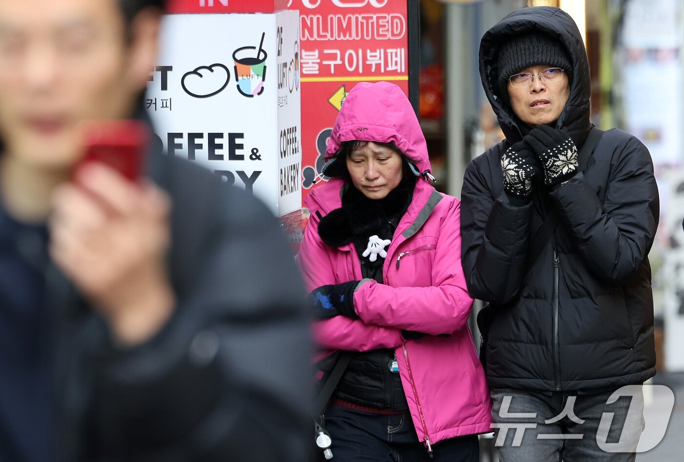 본문 이미지 - 삼일절 연휴기간 전국적으로 눈·비가 내리며 짧은 꽃샘추위가 찾아온 3일 서울 명동거리에서 두터운 옷을 입은 관광객들이 걸어가고 있다. 2025.3.3/뉴스1 ⓒ News1 이동해 기자
