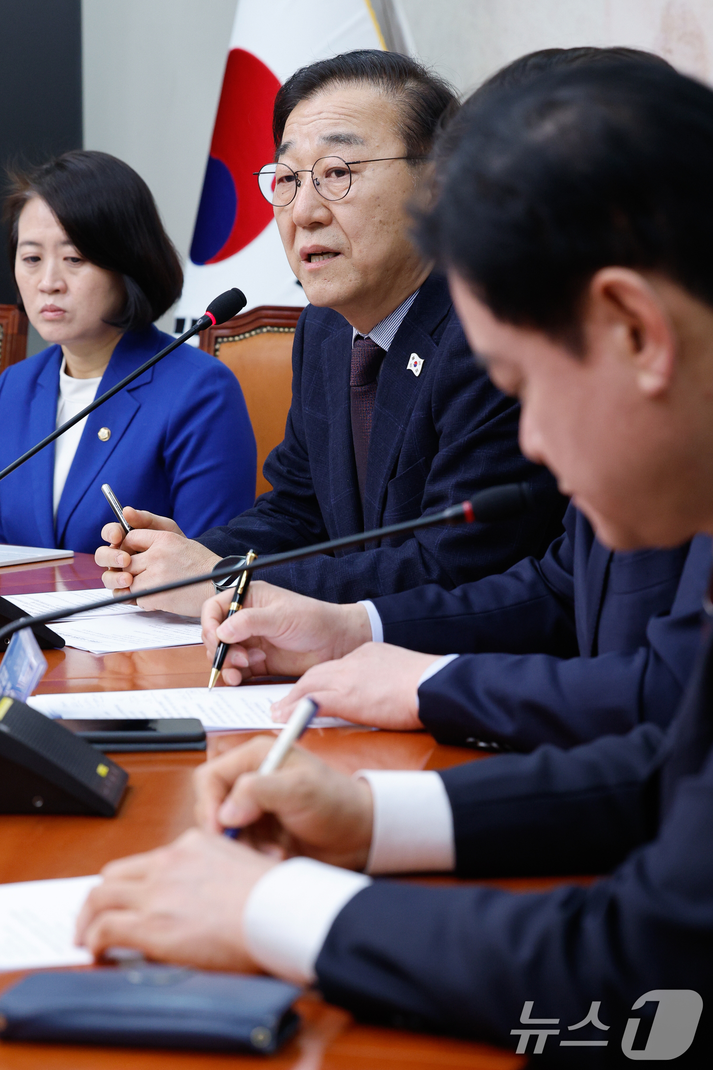 (서울=뉴스1) 안은나 기자 = 김윤덕 더불어민주당 사무총장이 3일 오전 서울 여의도 국회에서 열린 기자간담회에 참석해 취재진 질의에 답하고 있다. 2025.3.3/뉴스1