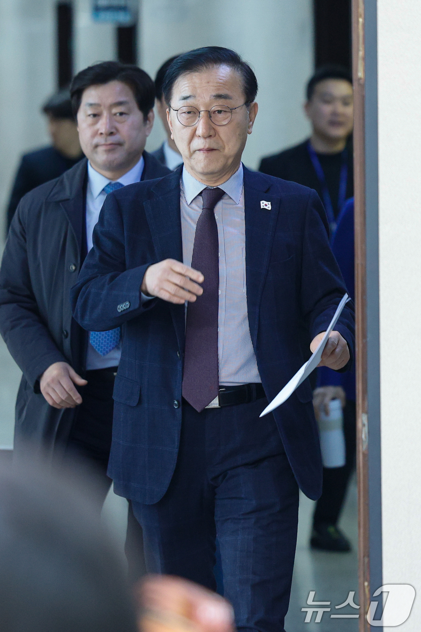 (서울=뉴스1) 안은나 기자 = 김윤덕 더불어민주당 사무총장이 3일 오전 서울 여의도 국회에서 열린 기자간담회에 입장하고 있다. 왼쪽은 황명선 조직사무부총장. 2025.3.3/뉴스 …