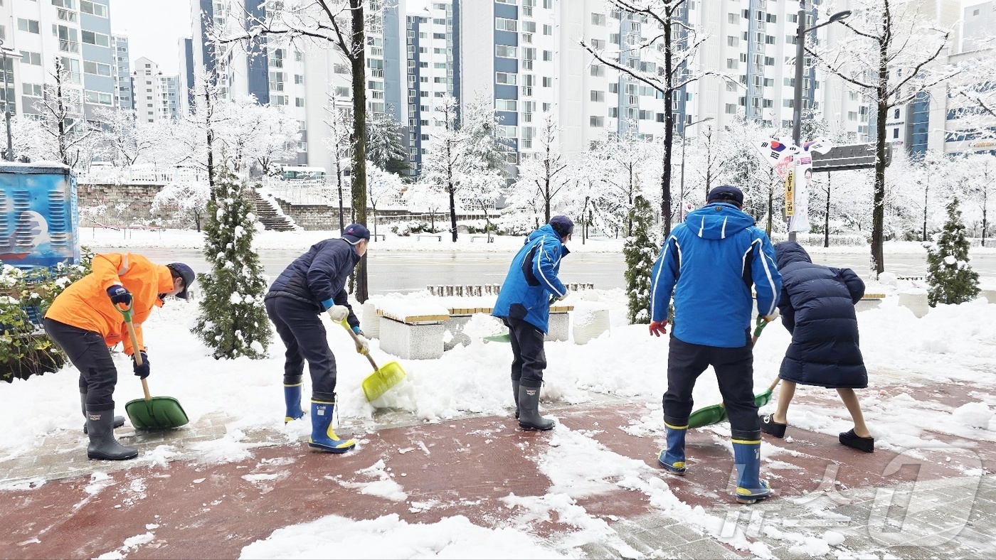 (강릉=뉴스1) 한귀섭 기자 = 밤사이 많은 눈이 내린 3일 강원 강릉 일대에서 시청 직원들이 제설 작업을 하고 있다.(강릉시 제공, 재판매 및 DB금지) 2025.3.3/뉴스1
