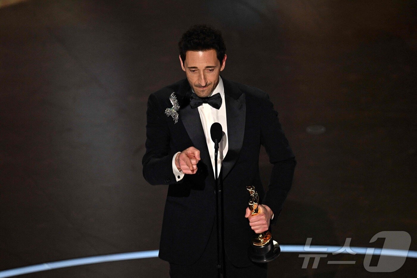 본문 이미지 - 영화 '브루탈리스트'로 남우주연상을 수상한 애드리언 브로디가 2일(현지시간) 미국로스앤젤레스 할리우드 돌비 극장에서 열린 제97회 아카데미 시상식에서 수상 소감을 밝히고 있다. 2025.3.3 ⓒ AFP=뉴스1