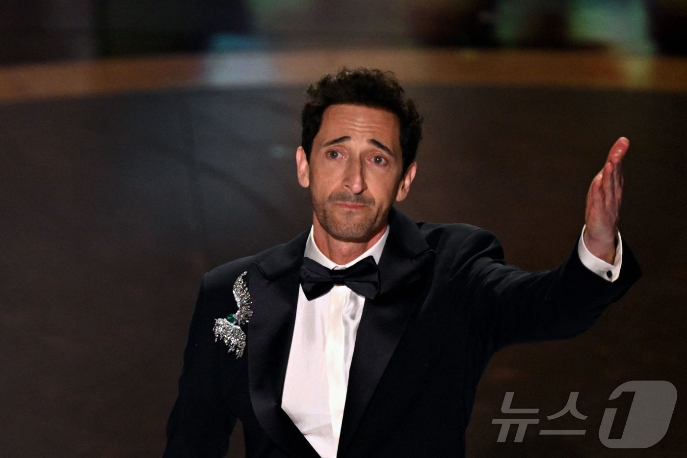 본문 이미지 - 애드리언 브로디가 2일(현지시간) 미국로스앤젤레스 할리우드 돌비 극장에서 열린 제97회 아카데미 시상식에서 영화 '브루탈리스트'로 남우주연상을 수상하고 있다. 2025.3.3 ⓒ AFP=뉴스1