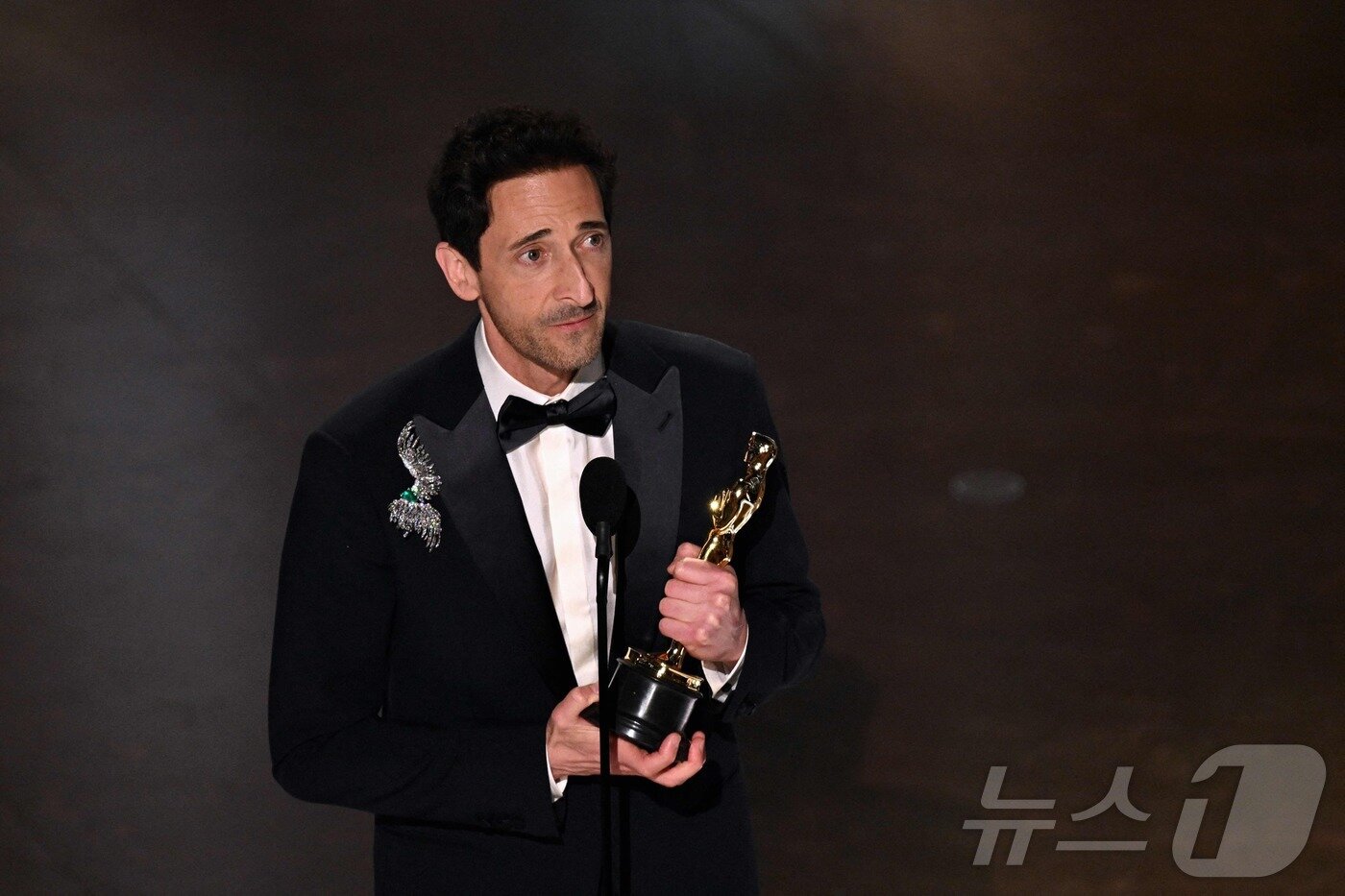 본문 이미지 - 애드리언 브로디가 2일(현지시간) 미국로스앤젤레스 할리우드 돌비 극장에서 열린 제97회 아카데미 시상식에서 영화 '브루탈리스트'로 남우주연상을 수상하고 있다. 2025.3.3 ⓒ AFP=뉴스1