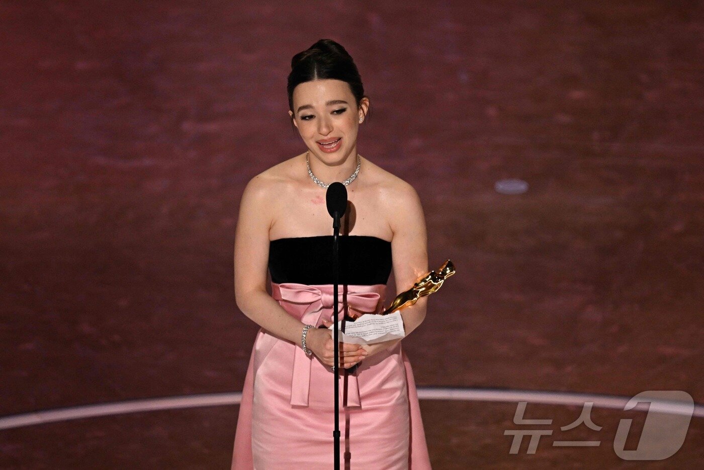 본문 이미지 - 영화 '아노라'로 여우주연상을 받은 미키 매디슨이 2일(현지시간) 미국로스앤젤레스 할리우드 돌비 극장에서 열린 제97회 아카데미 시상식에서 소감을 밝히고 있다. 2025.3.3 ⓒ AFP=뉴스1