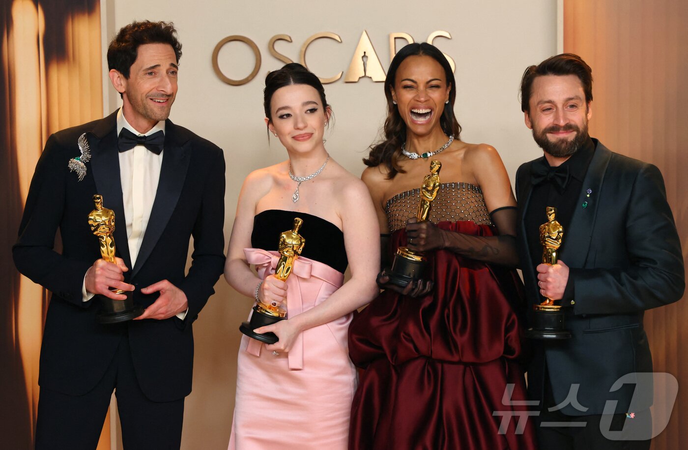 본문 이미지 - 2일(현지시간) 미국로스앤젤레스 할리우드 돌비 극장에서 열린 제97회 아카데미 시상식에서 수상자들이 포즈를 취하고 있다. 왼쪽부터 남우주연상 애드리언 브로디, 여우주연상 미키 매디슨, 여우조연상 조이 살다나, 남우조연상 키에란 컬킨. ⓒ 로이터=뉴스1