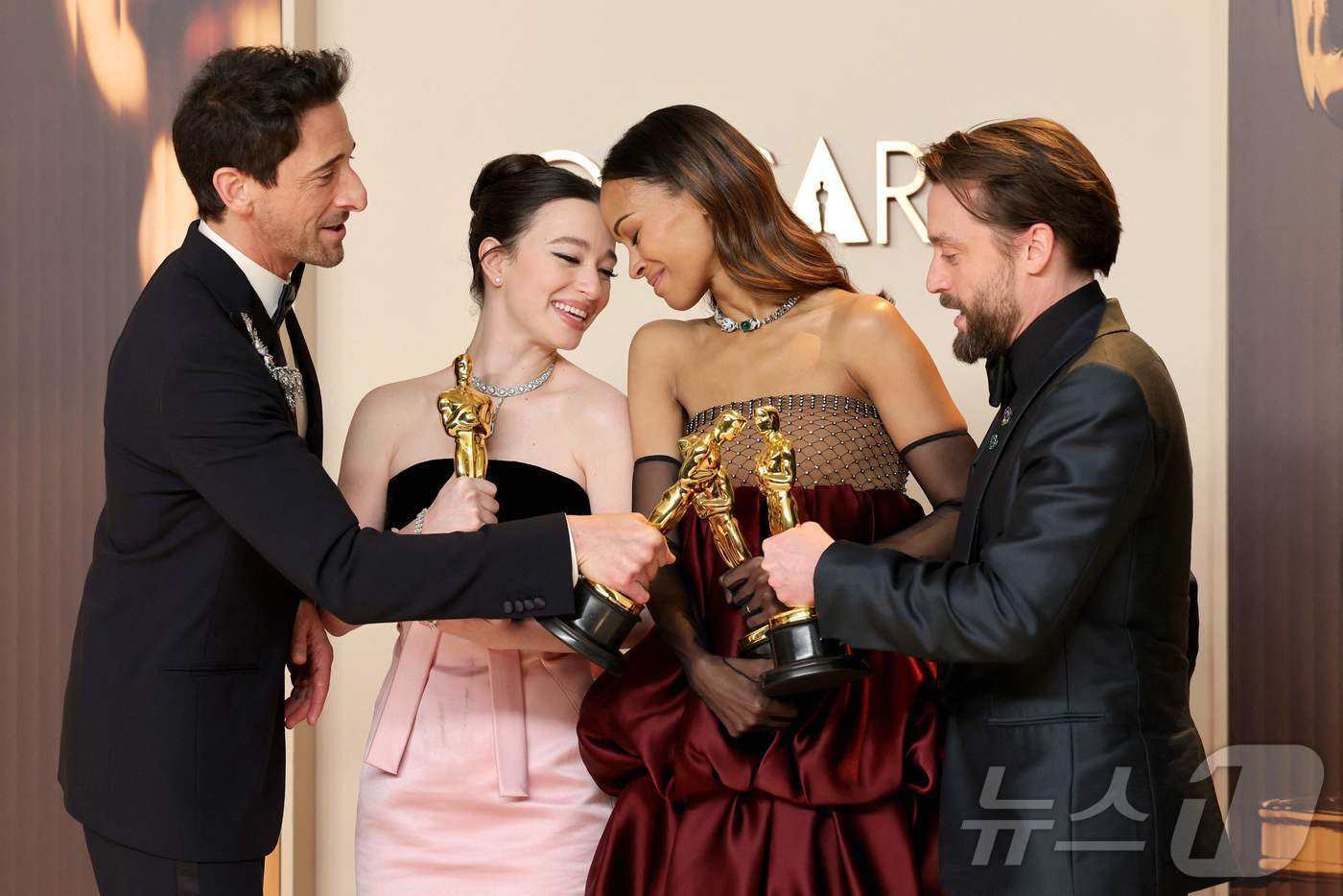 본문 이미지 - 2일(현지시간) 미국로스앤젤레스 할리우드 돌비 극장에서 열린 제97회 아카데미 시상식에서 수상자들이 포즈를 취하고 있다. 왼쪽부터 남우주연상 애드리언 브로디, 여우주연상 미키 매디슨, 여우조연상 조이 살다나, 남우조연상 키에란 컬킨. ⓒ AFP=뉴스1