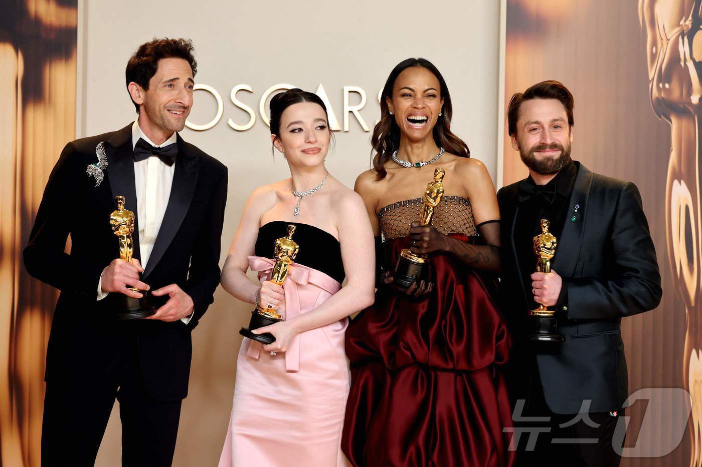 본문 이미지 - 2일(현지시간) 미국로스앤젤레스 할리우드 돌비 극장에서 열린 제97회 아카데미 시상식에서 수상자들이 포즈를 취하고 있다. 왼쪽부터 남우주연상 애드리언 브로디, 여우주연상 미키 매디슨, 여우조연상 조이 살다나, 남우조연상 키에란 컬킨. ⓒ AFP=뉴스1