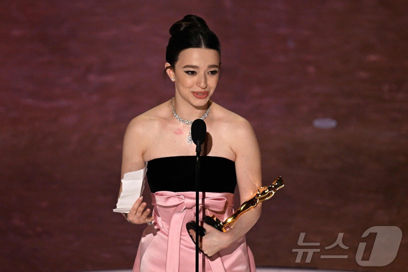 본문 이미지 - 영화 '아노라'로 여우주연상을 받은 미키 매디슨이 2일(현지시간) 미국로스앤젤레스 할리우드 돌비 극장에서 열린 제97회 아카데미 시상식에서 소감을 밝히고 있다. 2025.3.3 ⓒ AFP=뉴스1