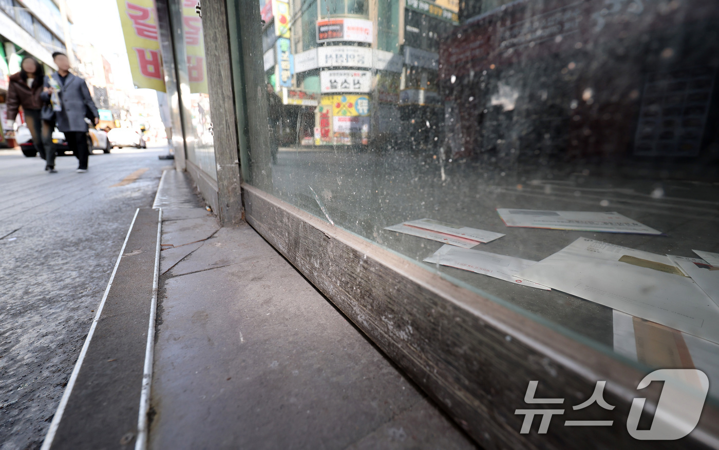 (서울=뉴스1) 이동해 기자 = 대학가 개강을 앞둔 3일 서울 서대문구 신촌 연세로의 공실인 한 상가 입구에 세금고지서 등 전단지가 바닥에 널브러져 있다.한국부동산원이 발표한 지난 …