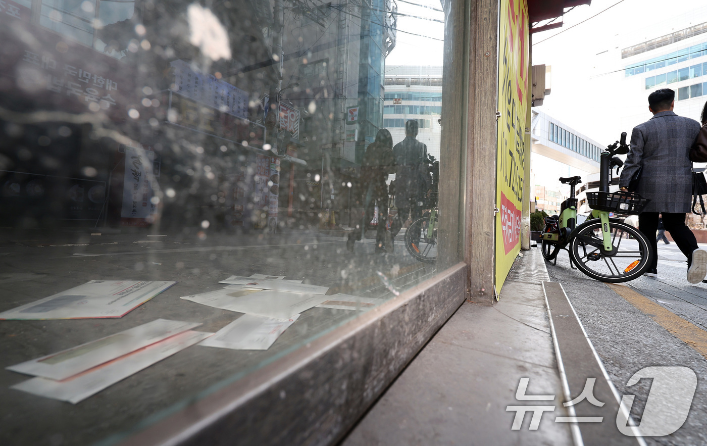 (서울=뉴스1) 이동해 기자 = 대학가 개강을 앞둔 3일 서울 서대문구 신촌 연세로의 공실인 한 상가 입구에 세금고지서 등 전단지가 바닥에 널브러져 있다.한국부동산원이 발표한 지난 …