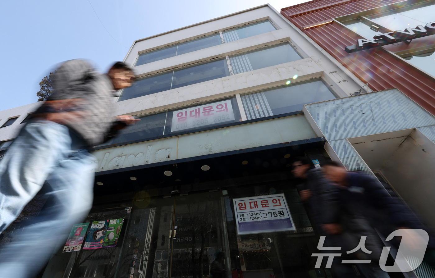 (서울=뉴스1) 이동해 기자 = 대학가 개강을 앞둔 3일 서울 서대문구 신촌 연세로의 한 상가에 임대 문의 현수막이 붙어 있다.한국부동산원이 발표한 지난해 4분기 상업용 부동산 임 …