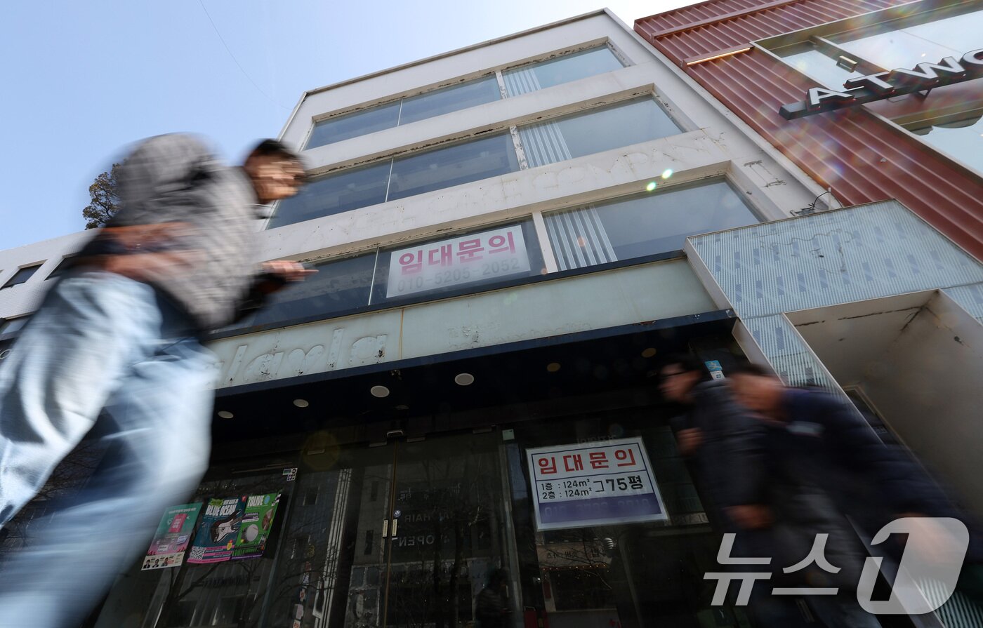 본문 이미지 - 서울 서대문구 신촌 연세로의 한 상가에 임대 문의 현수막이 붙어 있다. ⓒ 뉴스1 이동해 기자