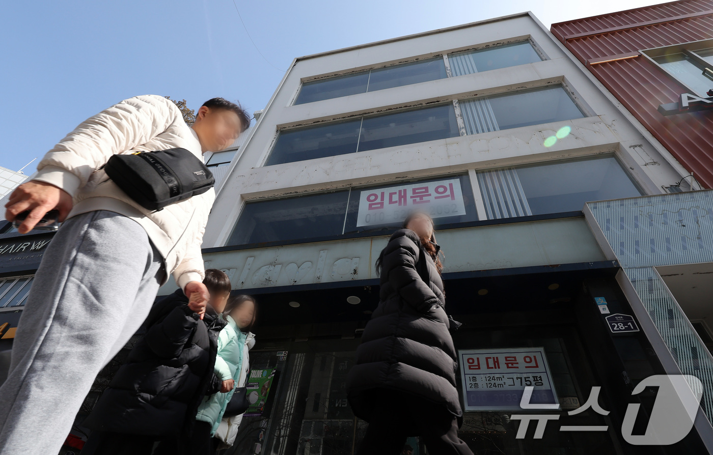 (서울=뉴스1) 이동해 기자 = 대학가 개강을 앞둔 3일 서울 서대문구 신촌 연세로의 한 상가에 임대 문의 현수막이 붙어 있다.한국부동산원이 발표한 지난해 4분기 상업용 부동산 임 …