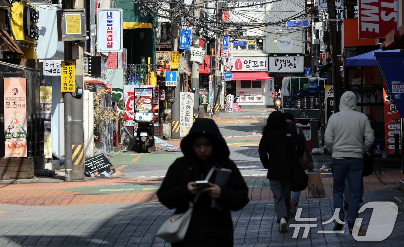 (서울=뉴스1) 이동해 기자 = 대학가 개강을 앞둔 3일 서울 서대문구 신촌 연세로가 주말 점심시간임에도 한적한 모습을 보이고 있다.한국부동산원이 발표한 지난해 4분기 상업용 부동 …