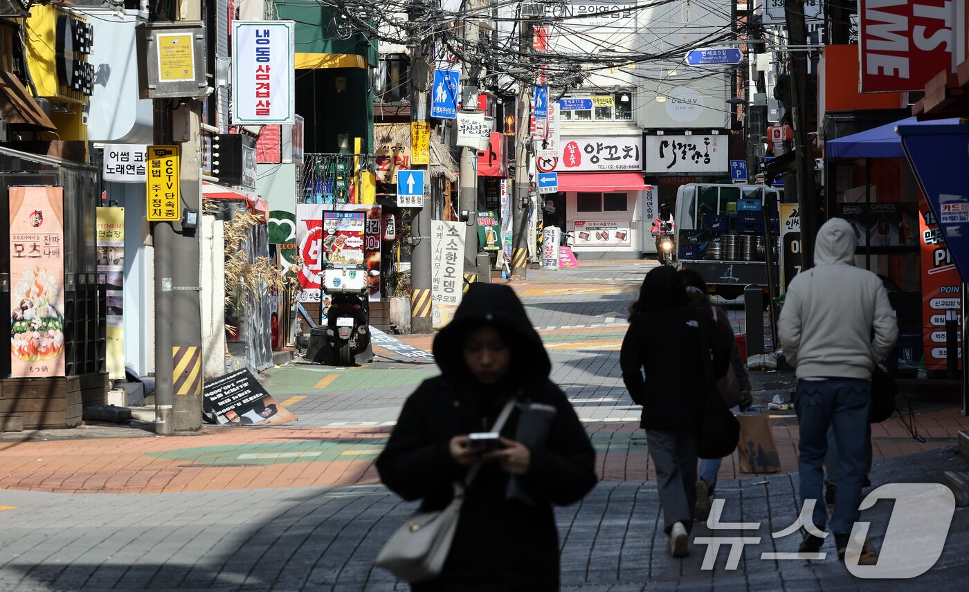 본문 이미지 - 대학가 개강을 앞둔 3일 서울 서대문구 신촌 연세로가 주말 점심시간임에도 한적한 모습을 보이고 있다.  2025.3.3 ⓒ 뉴스1 이동해 기자