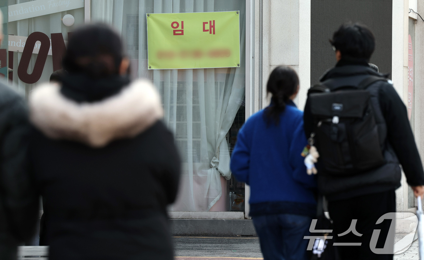 (서울=뉴스1) 이동해 기자 = 대학가 개강을 앞둔 3일 서울 서대문구 신촌 연세로의 한 상가에 임대 문의 현수막이 붙어 있다.한국부동산원이 발표한 지난해 4분기 상업용 부동산 임 …