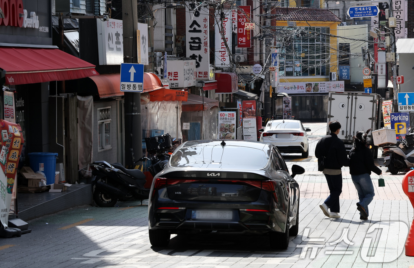 (서울=뉴스1) 이동해 기자 = 대학가 개강을 앞둔 3일 서울 서대문구 신촌 연세로가 주말 점심시간임에도 한적한 모습을 보이고 있다.한국부동산원이 발표한 지난해 4분기 상업용 부동 …