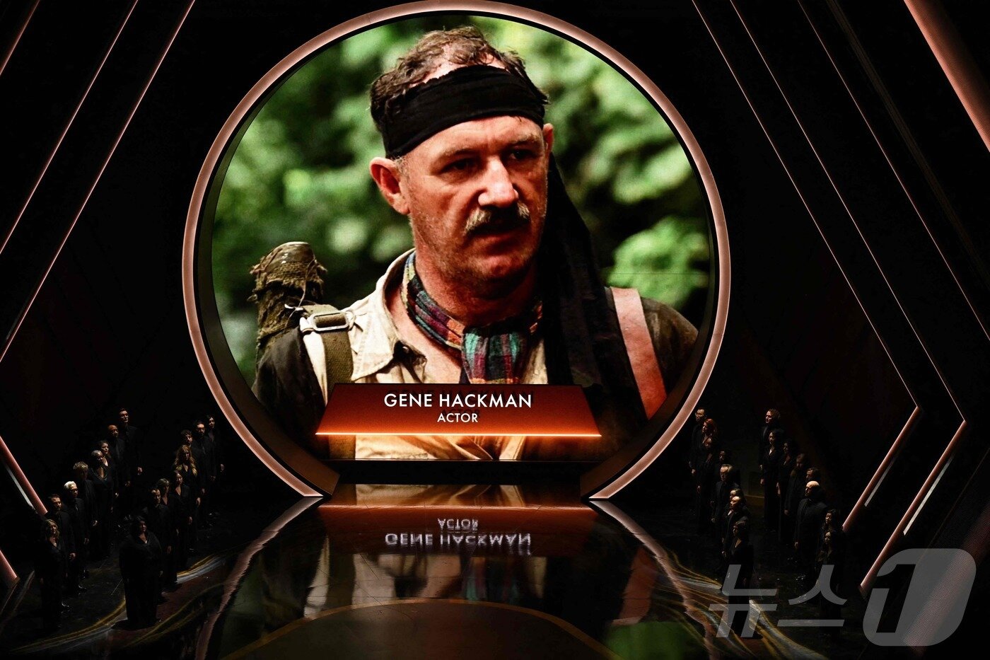 본문 이미지 - 2일(현지시간) 미국 캘리포니아주 할리우드 돌비 극장에서 열린 제97회 아카데미 시상식에서 고인이 된 배우 진 해크먼을 추모하는 사진이 나오고 있다. ⓒ AFP=뉴스1