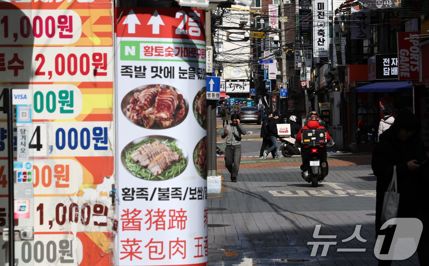 (서울=뉴스1) 이동해 기자 = 대학가 개강을 앞둔 3일 서울 서대문구 신촌 연세로가 주말 점심시간임에도 한적한 모습을 보이고 있다.한국부동산원이 발표한 지난해 4분기 상업용 부동 …