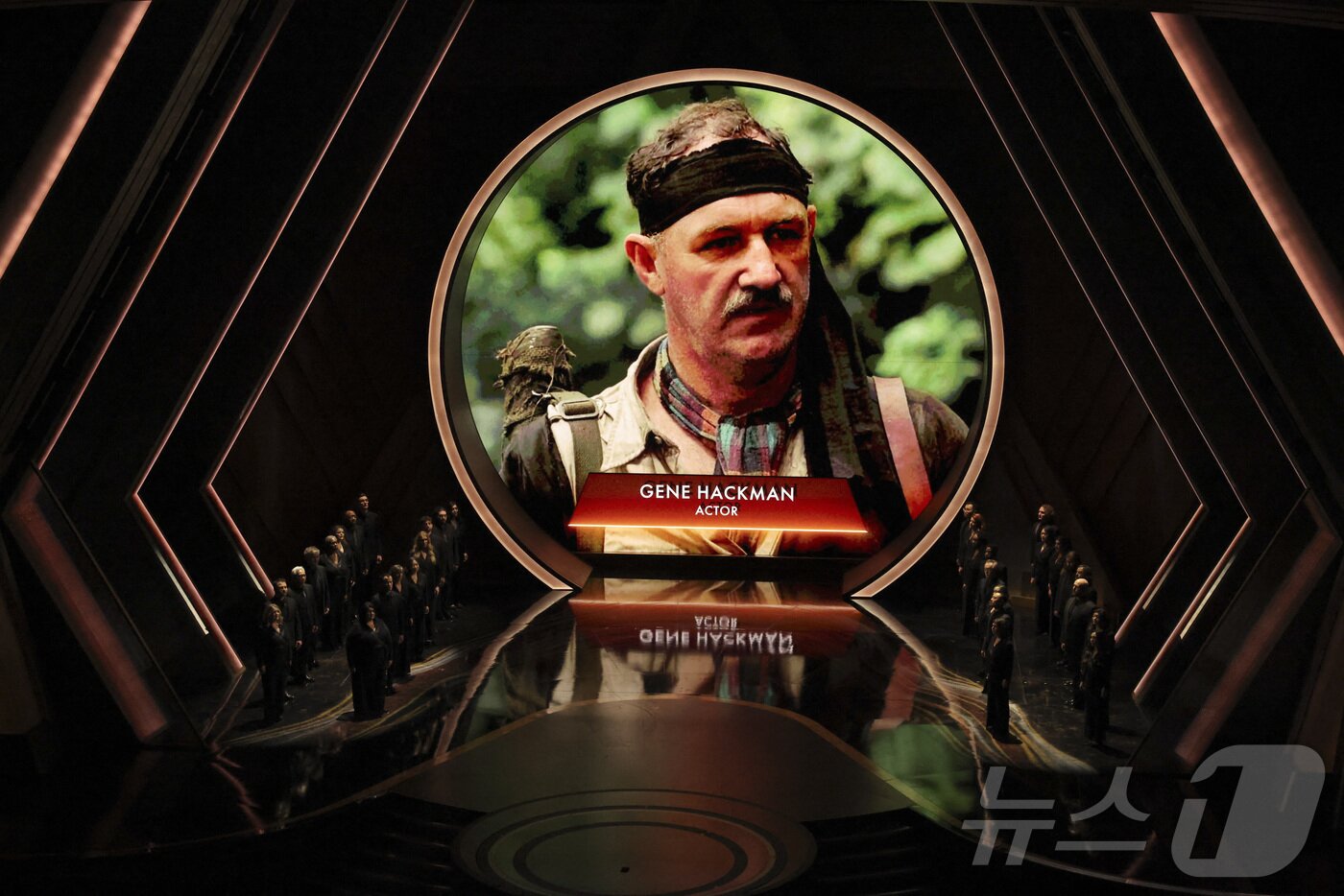 본문 이미지 - 2일(현지시간) 미국 캘리포니아주 할리우드 돌비 극장에서 열린 제97회 아카데미 시상식에서 고인이 된 배우 진 해크먼을 추모하는 사진이 나오고 있다. ⓒ 로이터=뉴스1