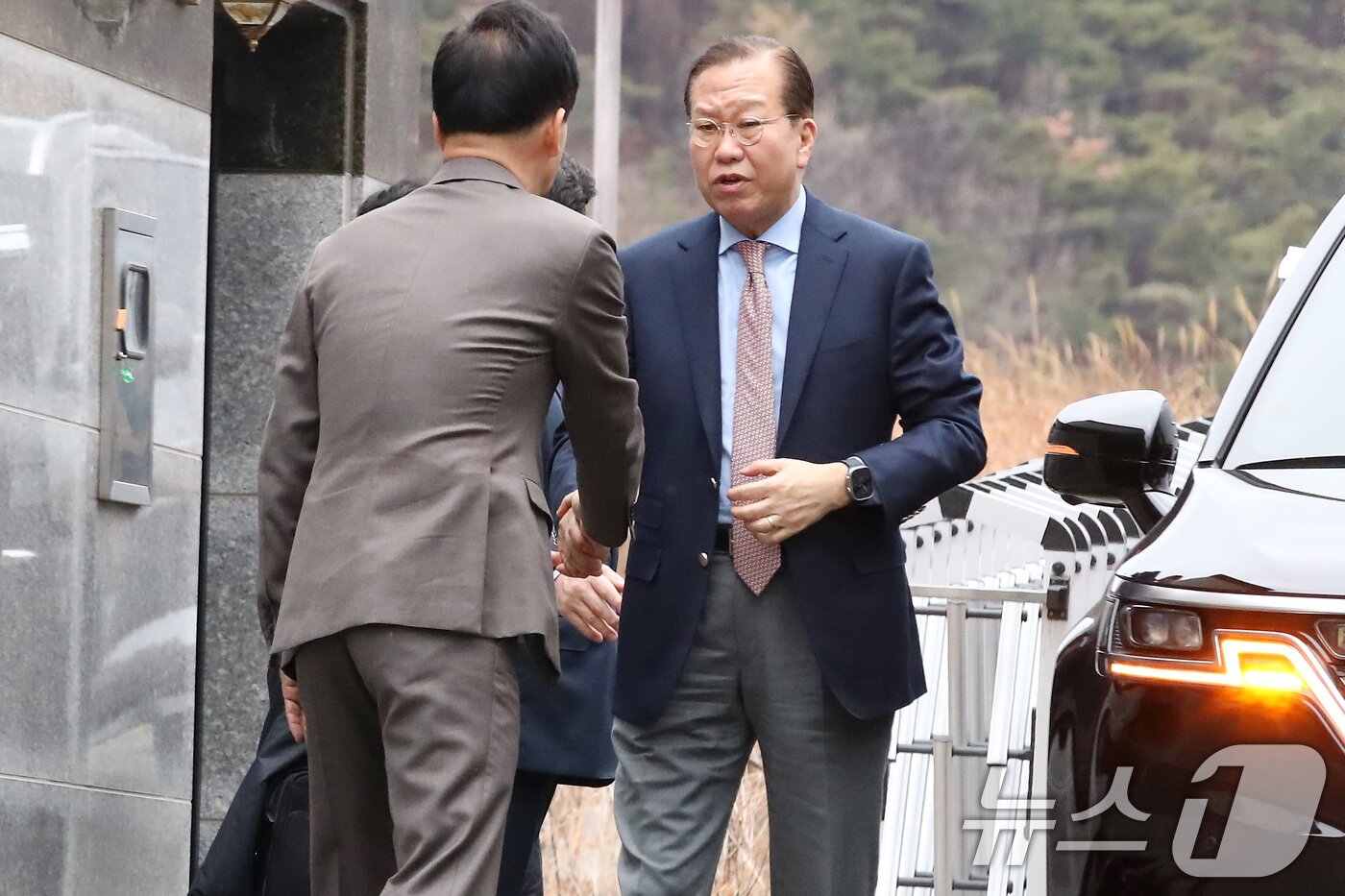 본문 이미지 - 권영세 국민의힘 비상대책위원장이 3일 오후 박근혜 전 대통령을 예방하기 위해 대구 달성군 유가읍 사저 앞에 도착해 유영하 의원과 인사 나누고 있다. 2025.3.3/뉴스1 ⓒ News1 공정식 기자