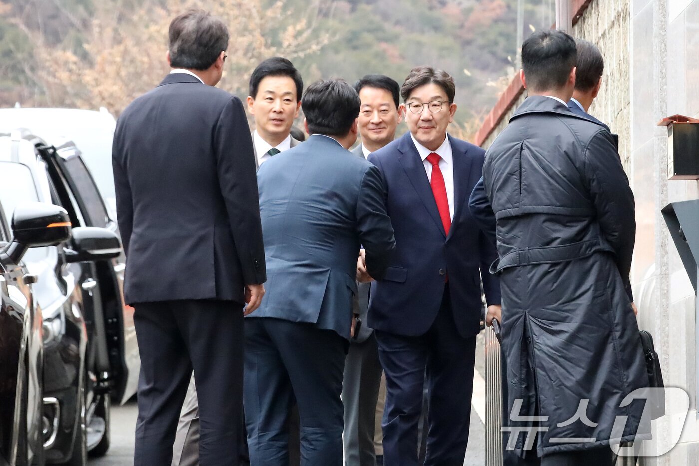 본문 이미지 - 국민의힘 권영세 비상대책위원장, 권성동 원내대표, 김상훈 정책위의장 등 당 지도부가 3일 오후 박근혜 전 대통령을 예방하기 위해 대구 달성군 유가읍 사저 안으로 들어가고 있다. 2025.3.3/뉴스1 ⓒ News1 공정식 기자