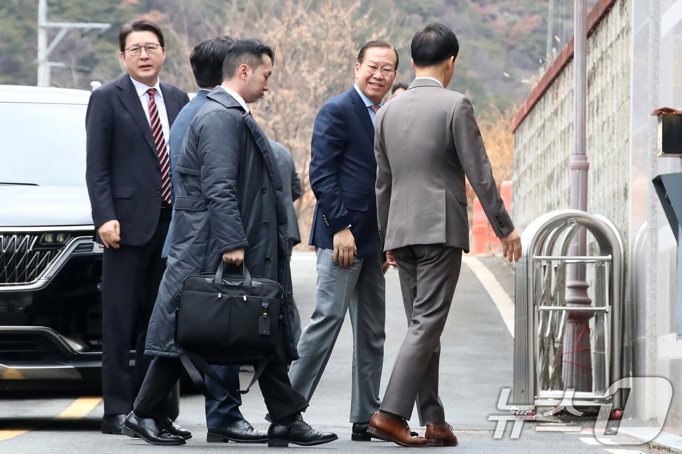 본문 이미지 - 국민의힘 권영세 비상대책위원장, 권성동 원내대표, 김상훈 정책위의장 등 당 지도부가 3일 오후 박근혜 전 대통령을 예방하기 위해 대구 달성군 유가읍 사저 안으로 들어가고 있다. 2025.3.3/뉴스1 ⓒ News1 공정식 기자