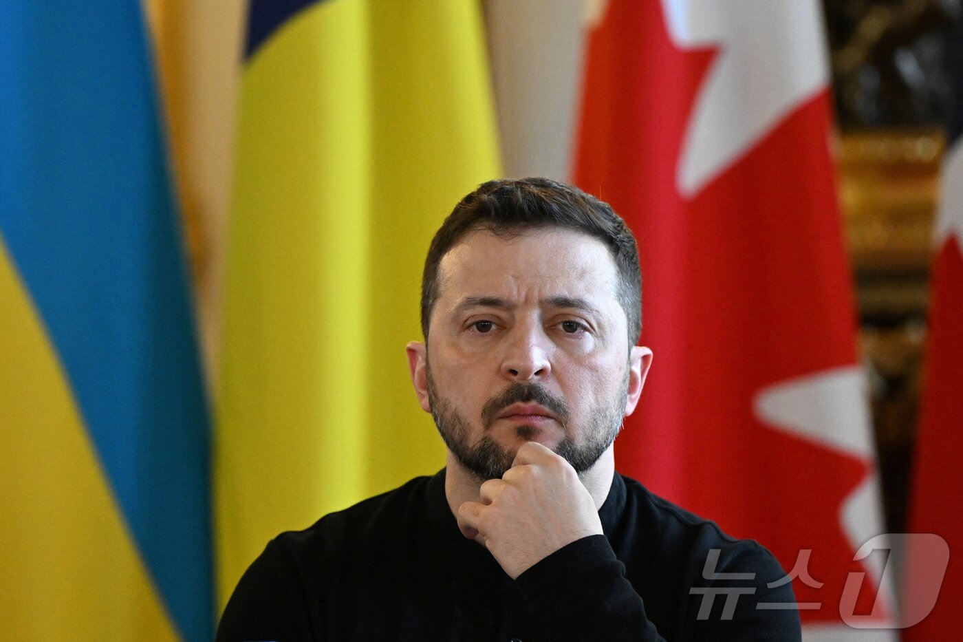 본문 이미지 - 볼로디미르 젤렌스키 우크라이나 대통령이 2일(현지시간) 영국 런던 중심부의 랭커스터 하우스에서 열린 긴급 유럽 정상회담 전 생각에 잠겨 있다. ⓒ 로이터=뉴스1 ⓒ News1 류정민 특파원