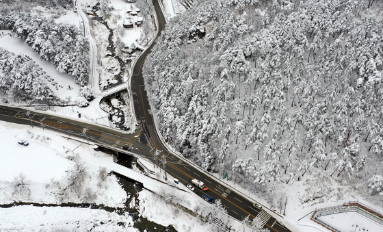 "향로봉 40.2㎝" 강원 산간 폭설…내일까지 최대 40㎝ 눈 예보(종합)