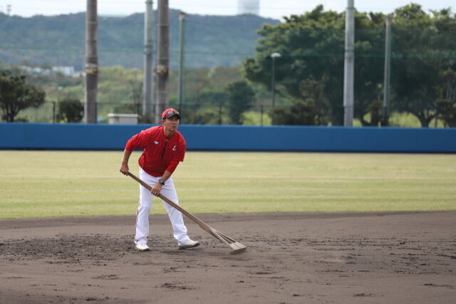 본문 이미지 -  일본 오키나와 스프링캠프에서 선수들을 지도하고 있는 손시헌 SSG 수비코치. (SSG 랜더스 제공)   