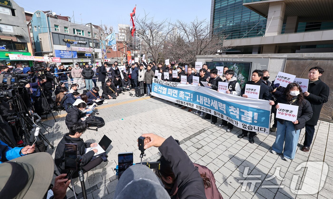 본문 이미지 - 3일 서울 동작구 중앙대학교 정문에서 열린 윤석열 대통령 탄핵 찬성 집회에서 참가자들이 손피켓을 들고 있다. 2025.3.3/뉴스1 ⓒ News1 김성진 기자