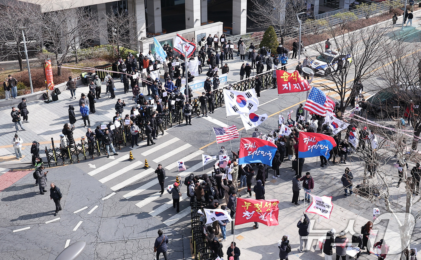 (서울=뉴스1) 김성진 기자 = 3일 서울 동작구 중앙대학교 정문에서 윤석열 대통령 탄핵 찬·반 집회가 동시에 열리고 있다. 2025.3.3/뉴스1