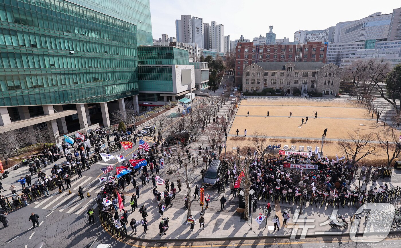본문 이미지 - 3일 서울 동작구 중앙대학교 정문에서 윤석열 대통령 탄핵 찬·반 집회가 동시에 열리고 있다. 2025.3.3/뉴스1 ⓒ News1 김성진 기자