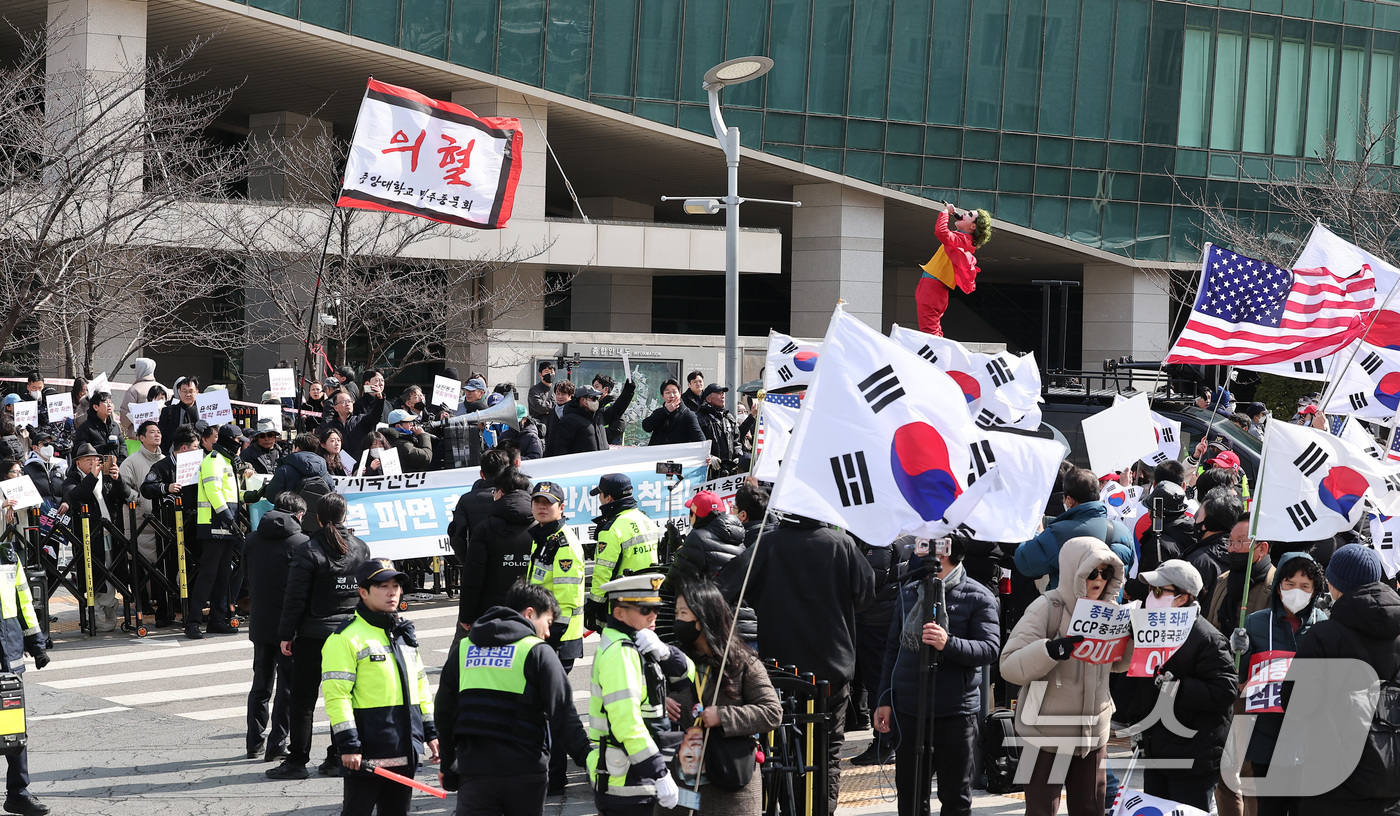 (서울=뉴스1) 김성진 기자 = 3일 서울 동작구 중앙대학교 정문에서 윤석열 대통령 탄핵 찬·반 집회가 동시에 열리고 있다. 2025.3.3/뉴스1