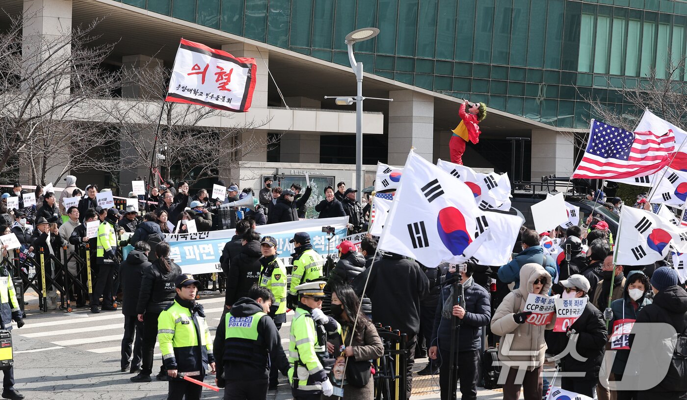 본문 이미지 - 3일 서울 동작구 중앙대학교 정문에서 윤석열 대통령 탄핵 찬·반 집회가 동시에 열리고 있다. 2025.3.3/뉴스1 ⓒ News1 김성진 기자