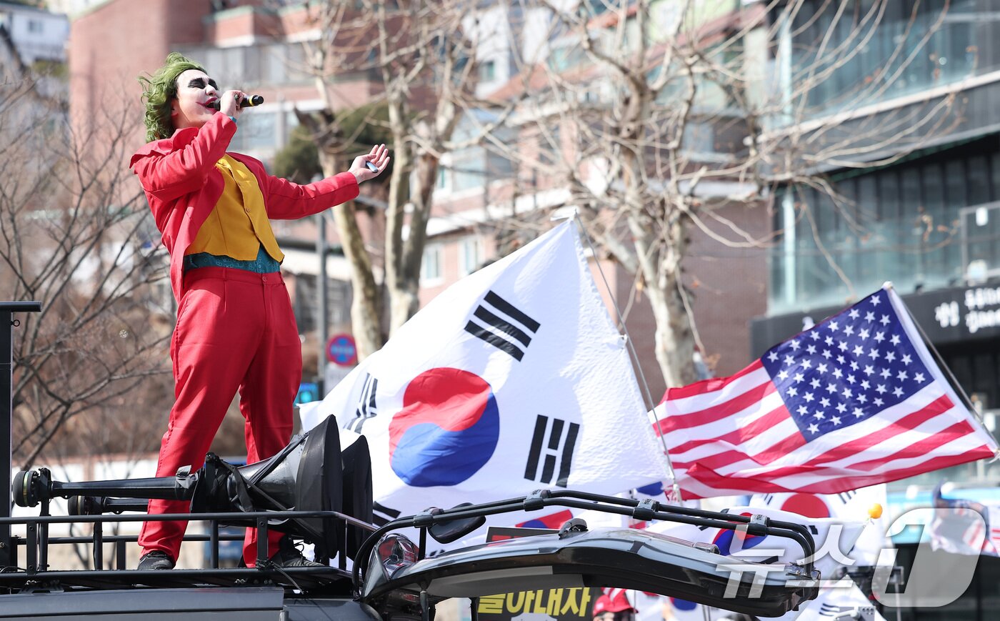 본문 이미지 - 3일 서울 동작구 중앙대학교 정문에서 열린 윤석열 대통령 탄핵 반대 집회에서 한 참가자가 조커 분장을 한 채 발언하고 있다. 2025.3.3/뉴스1 ⓒ News1 김성진 기자