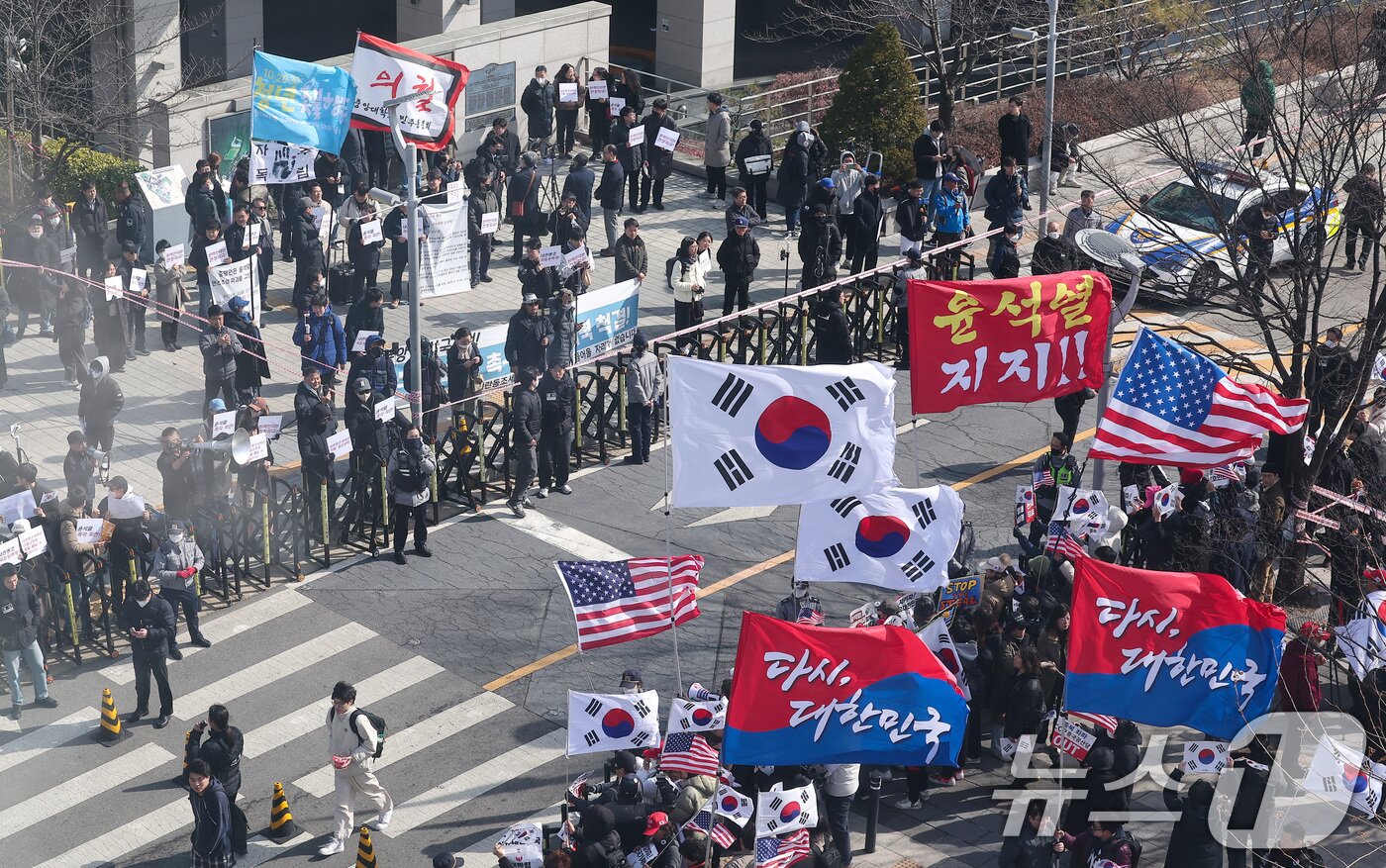 본문 이미지 - 3일 서울 동작구 중앙대학교 정문에서 윤석열 대통령 탄핵 찬·반 집회가 동시에 열리고 있다. 2025.3.3/뉴스1 ⓒ News1 김성진 기자