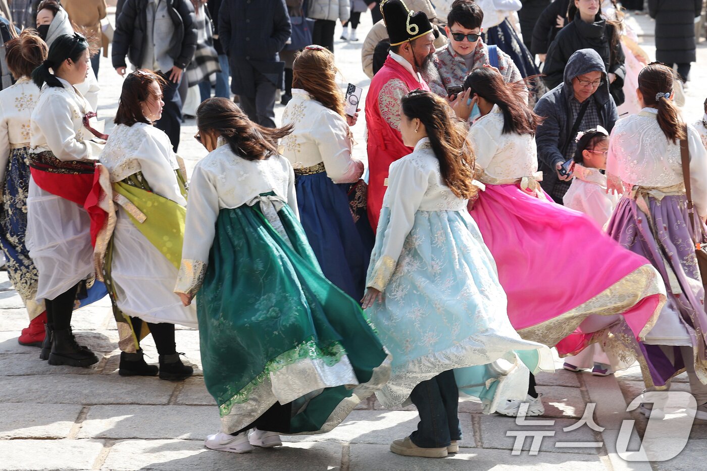 본문 이미지 - 삼일절 연휴 마지막 날인 3일 서울 경복궁에서 관람객들이 강풍 속에서 추억을 남기고 있다. 2025.3.3/뉴스1 ⓒ News1 신웅수 기자