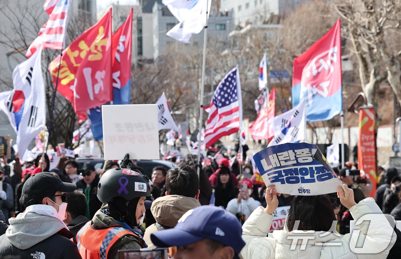 본문 이미지 - 3일 서울 동작구 중앙대학교 정문에서 윤석열 대통령 탄핵 찬·반 집회가 동시에 열리고 있다. 2025.3.3/뉴스1 ⓒ News1 김성진 기자
