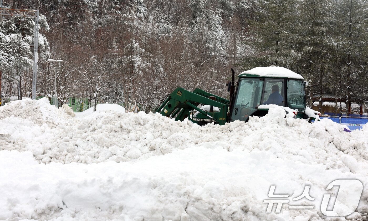 본문 이미지 - 강원 산간을 중심으로 폭설이 내린 3일 강원도 강릉시 영동고속도로 강릉휴게소에서 제설작업이 이뤄지고 있다.  2025.3.3/뉴스1 ⓒ News1 김명섭 기자