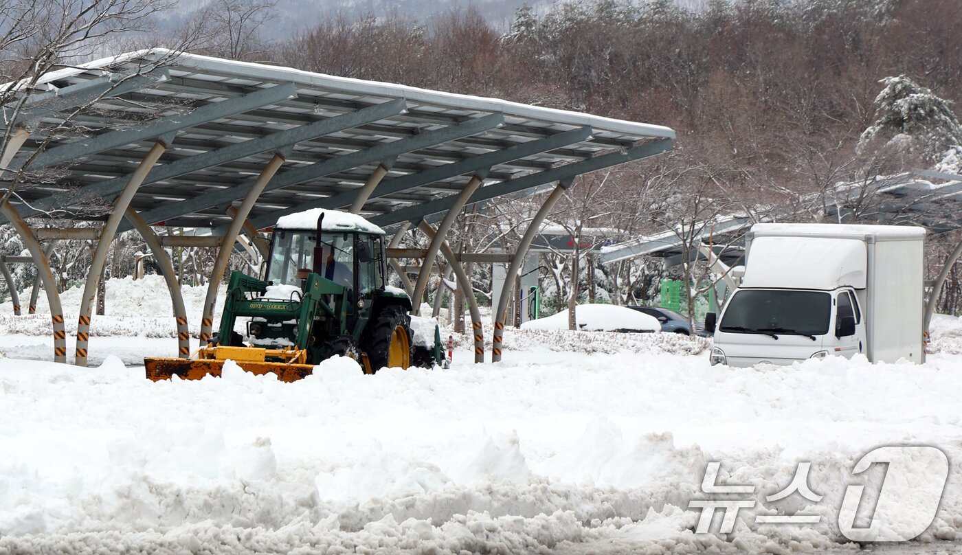 본문 이미지 - 강원 산간을 중심으로 폭설이 내린 3일 강원도 강릉시 영동고속도로 강릉휴게소에서 제설작업이 이뤄지고 있다. 기상청은 강원 산지에 최대 40cm 이상, 강원 동해안과 경북북동산지 에 30cm 이상의 폭설이 더 쏟아질 전망이라고 예보했다. 2025.3.3 ⓒ 뉴스1 김명섭 기자