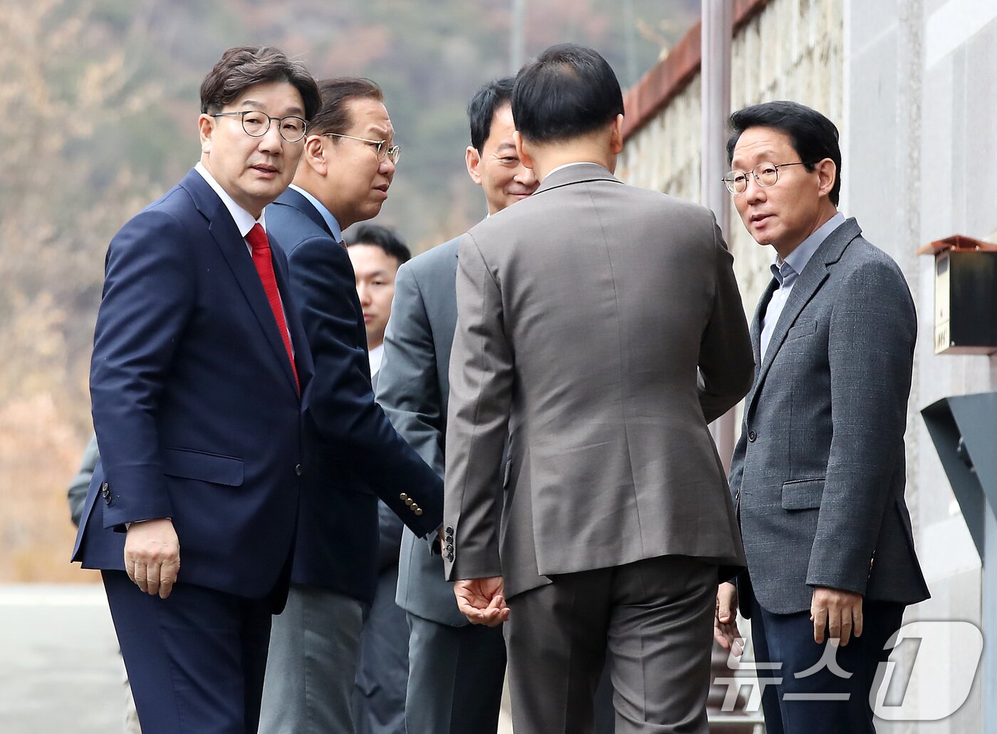 본문 이미지 - 국민의힘 권영세 비상대책위원장, 권성동 원내대표, 김상훈 정책위의장 등 당 지도부가 3일 오후 대구 달성군 유가읍 박근혜 전 대통령 사저를 찾아 박 전 대통령을 예방한 뒤 사저를 떠나기 전 유영하 의원과 인사 나누고 있다. 2025.3.3/뉴스1 ⓒ News1 공정식 기자