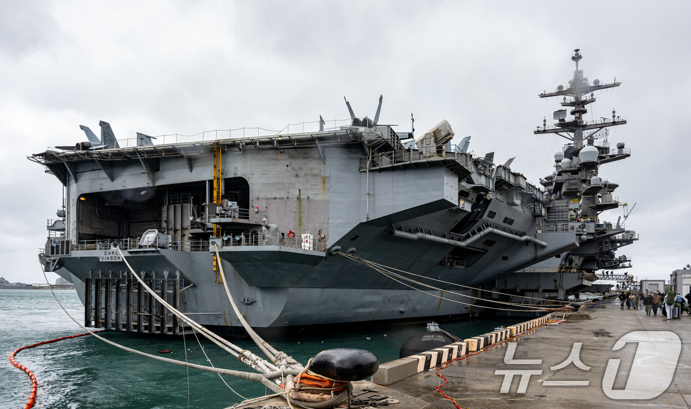 (부산=뉴스1) 사진공동취재단 = 3일 부산 작전기지에 입항한 미국 핵 추진 항공모함 '칼빈슨함'(CVN-70) 갑판에 F/A-18 전투기를 비롯한 항공기들이 도열해 있다. 202 …