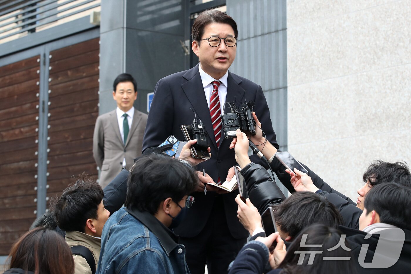 본문 이미지 - 국민의힘 권영세 비상대책위원장, 권성동 원내대표, 김상훈 정책위의장 등 당 지도부가 3일 오후 대구 달성군 유가읍 박근혜 전 대통령 사저를 찾아 박 전 대통령을 예방한 뒤 신동욱 수석대변인이 사저를 떠나기 전 브리핑하고 있다. 2025.3.3/뉴스1 ⓒ News1 공정식 기자
