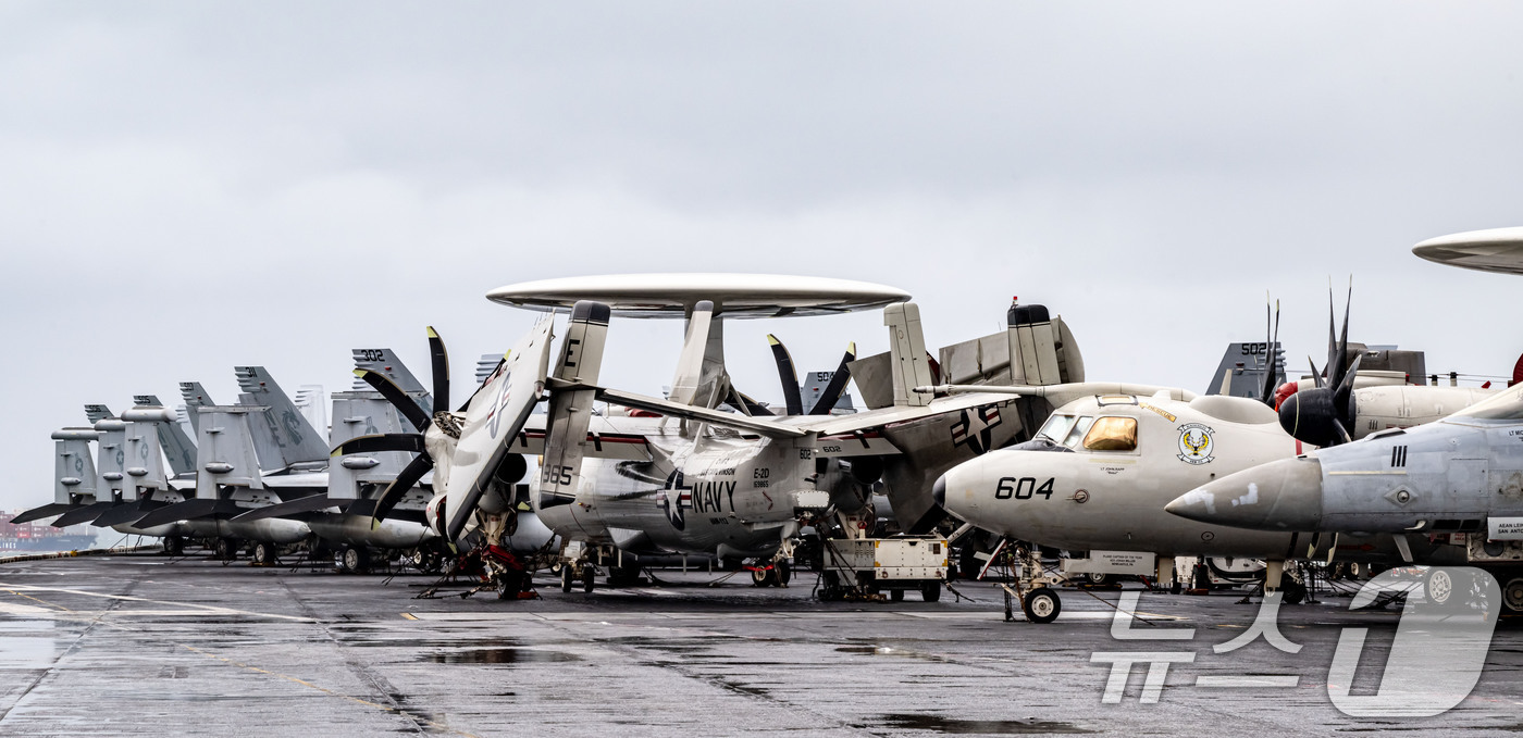 (부산=뉴스1) 사진공동취재단 = 3일 부산 작전기지에 입항한 미국 핵 추진 항공모함 '칼빈슨함'(CVN-70) 갑판에 F/A-18 전투기를 비롯한 항공기들이 도열해 있다. 202 …